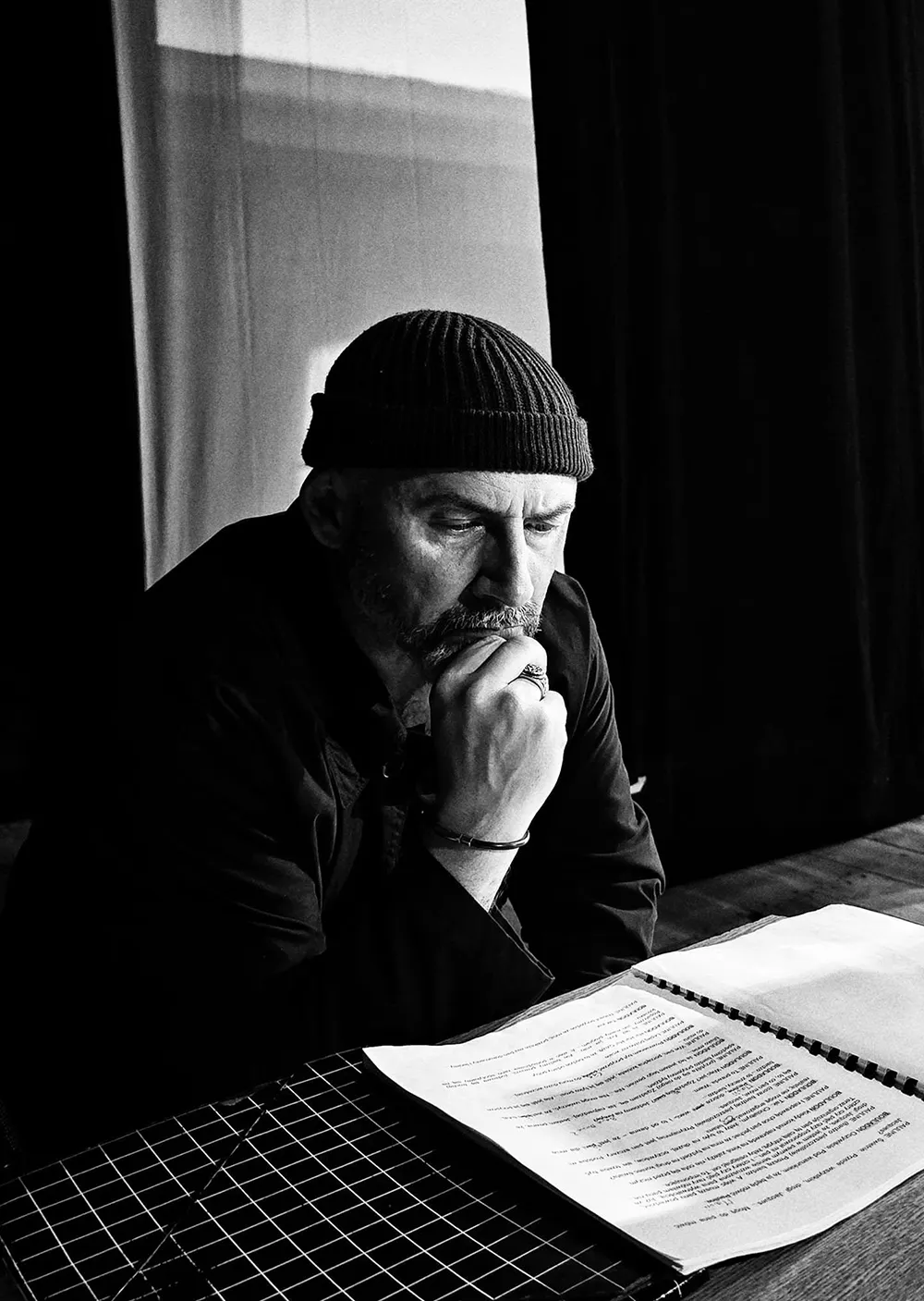 Przygotowanie sceny przed spektaklem teatralnym Media Q Art