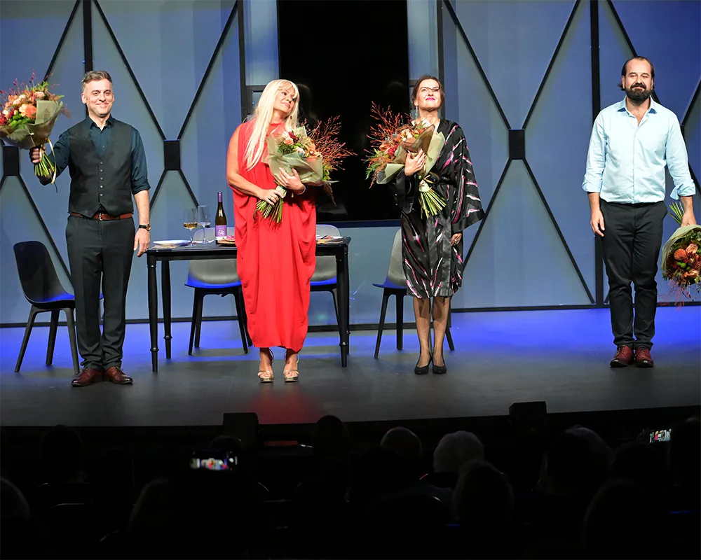 Owacje po spektaklu - MediaQ Art